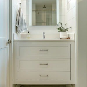ארון אמבטיה לבן תלוי עם 3 מגירות בעל מראה מודרני שישדרג לכם את חלל האמבטיה
